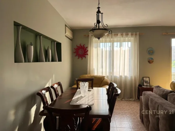 Tirane, jepet me qera apartament 2+1 Kati 4, 110 m² 700 € (Sheshi Skenderbe)