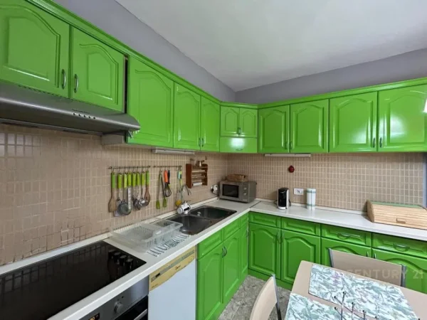 Tirane, jepet me qera apartament 2+1 Kati 4, 110 m² 700 € (Sheshi Skenderbe)