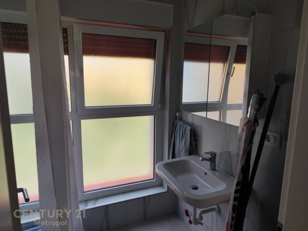 Tirane, jepet me qera apartament 3+1 Kati 2, 121 m² 700 € (Kompleksi Mangalem)