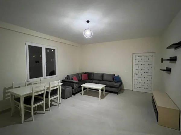 Tirane, jepet me qera apartament 1+1+Ballkon Kati 2, 55 m² 400 € (SHKOLLA E BASHKUAR)