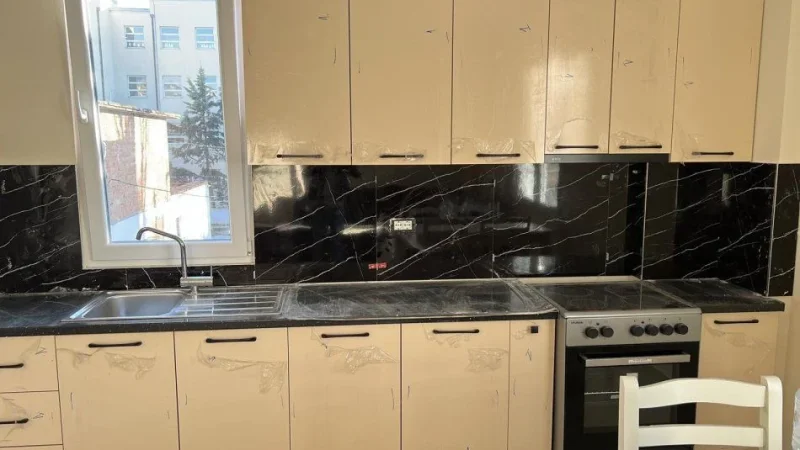 Tirane, jepet me qera apartament 1+1+Ballkon Kati 2, 55 m² 400 € (SHKOLLA E BASHKUAR)