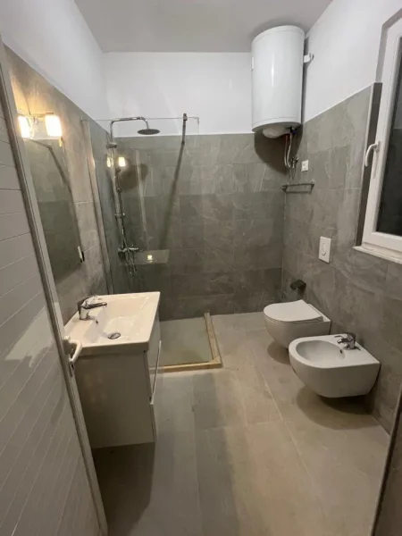 Tirane, jepet me qera apartament 1+1+Ballkon Kati 2, 55 m² 400 € (SHKOLLA E BASHKUAR)