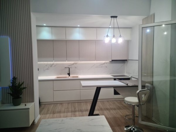 Tirane, jepet me qera apartament 3+1+Ballkon Kati 7, 117 m² 550 € (Fresk)