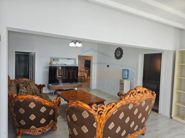 Tirane, jepet me qera apartament 2+1 Kati 3, 150 m² 650 € 