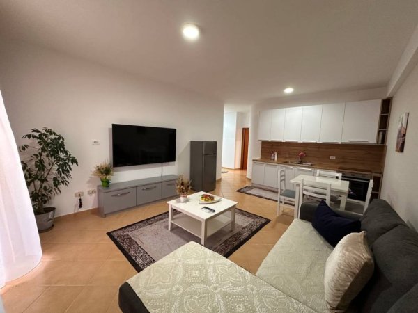 Tirane, jepet me qera apartament 2+1 Kati 9, 95 m² 700 € (KOMUNA E PARISIT PRANE RRUGES SE KOSOVAREVE)