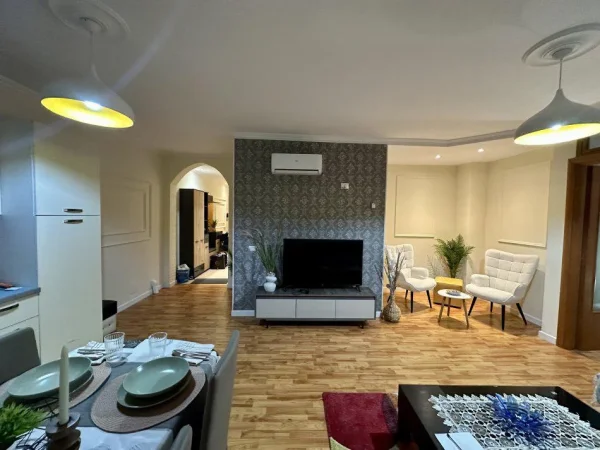 Tirane, jepet me qera apartament 1+1+Ballkon Kati 5, 70 m² 670 € (JURIDIKU BLLOKU)