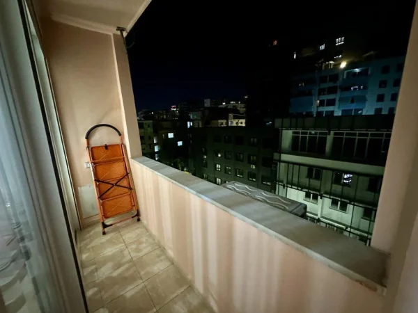 Tirane, jepet me qera apartament 1+1+Ballkon Kati 5, 70 m² 670 € (JURIDIKU BLLOKU)