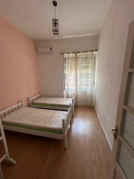Tirane, jepet me qera apartament 2+1 Kati 3, 81 m² 650 € (Sheshi Willson)