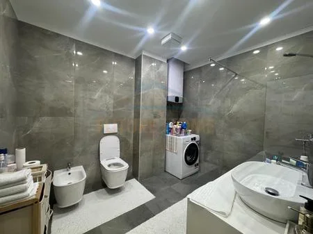 Tirane, shitet apartament 3+1+2+2 Poste Parkimi+Ballkon Kati 4, 131 m² 290.000 € (Fusha e Aviacionit, Kompleksi Turdiu)