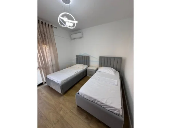 Tirane, jepet me qera apartament 2+1 Kati 6, 105 m² 800 € (PERBALL KOMPLEKSIT DELIORGJI)