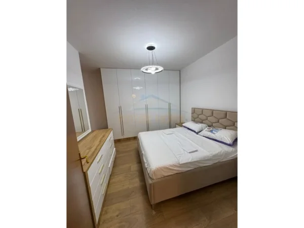 Tirane, jepet me qera apartament 2+1 Kati 6, 105 m² 800 € (PERBALL KOMPLEKSIT DELIORGJI)