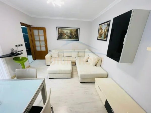 Tirane, jepet me qera apartament 2+1 , 68 € (BLLOK,GARDA)
