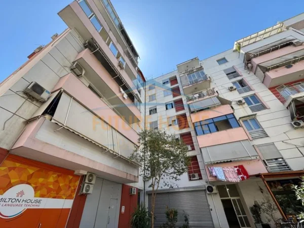 Tirane, jepet me qera apartament 2+1 Kati 7, 110 m² 650 € (KOMUNA E PARISIT)