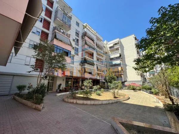 Tirane, jepet me qera apartament 2+1 Kati 7, 110 m² 650 € (KOMUNA E PARISIT)