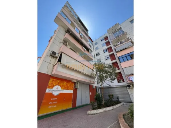 Tirane, jepet me qera apartament 2+1 Kati 7, 110 m² 650 € (KOMUNA E PARISIT)