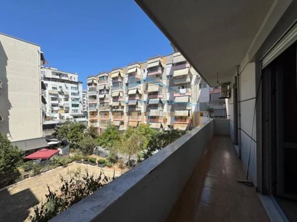 Tirane, jepet me qera apartament 2+1 Kati 7, 110 m² 650 € (KOMUNA E PARISIT)