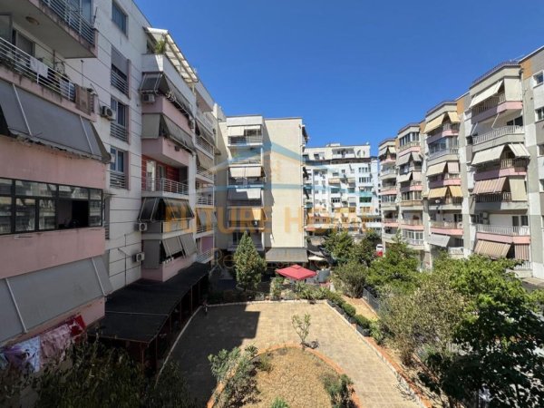 Tirane, jepet me qera apartament 2+1 Kati 7, 110 m² 650 € (KOMUNA E PARISIT)