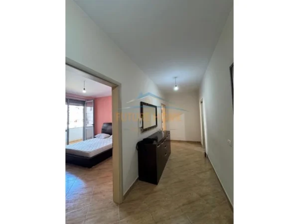 Tirane, jepet me qera apartament 2+1 Kati 7, 110 m² 650 € (KOMUNA E PARISIT)