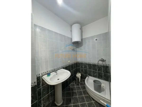 Tirane, jepet me qera apartament 2+1 Kati 7, 110 m² 650 € (KOMUNA E PARISIT)
