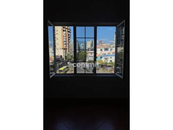 Tirane, jepet me qera apartament 2+1+Ballkon Kati 4,
