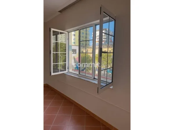 Tirane, jepet me qera apartament 2+1+Ballkon Kati 4,