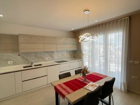 Tirane, jepet me qera apartament 1+1 Kati 5, 78 m² 600 € (KOMUNA E PARISIT)