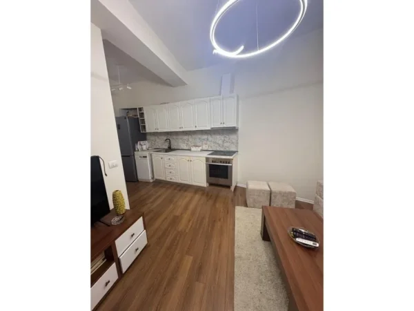 Tirane, jepet me qera apartament 2+1 Kati 5, 80 m² 500 € 
