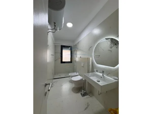 Tirane, jepet me qera apartament 2+1+Ballkon Kati 4, 114 m² 1.500 € 