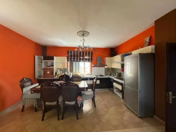 Tirane, shitet Vile , 308 m² 450.000 € (VARRI I BAMIT)