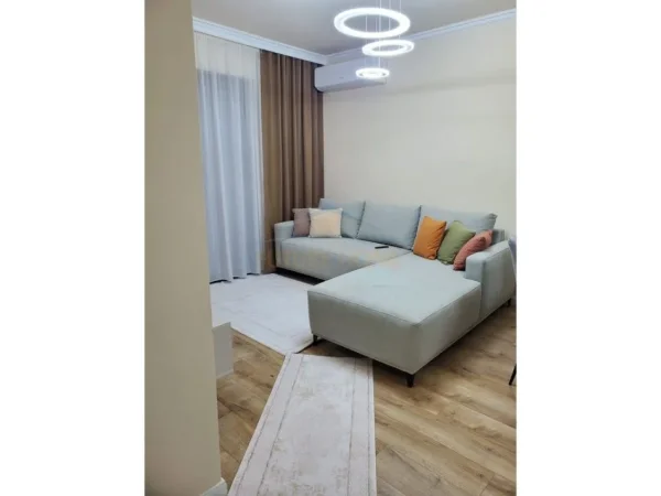 Tirane, jepet me qera apartament 1+1+Ballkon Kati 4, 68 m² 1.000 € 