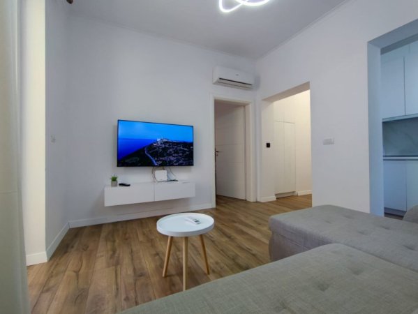 Tirane, jepet me qera apartament 1+1+Ballkon Kati 3, 60 m² 650 € (Rruga Myslym Shyri)