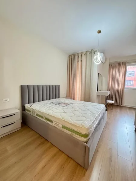 Tirane, jepet me qera apartament 2+1 Kati 5, 92 m² 600 € (GRAND GALERY)