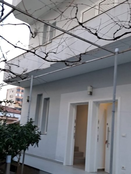 Tirane, jepet me qera apartament 1+1 Kati 1, 100 m² 500 € (JORDAN MISJA)