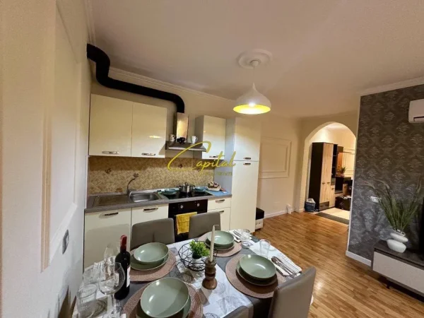 Tirane, jepet me qera apartament 1+1 Kati 3, 70 m² 620 € (ISH BLLOKU)