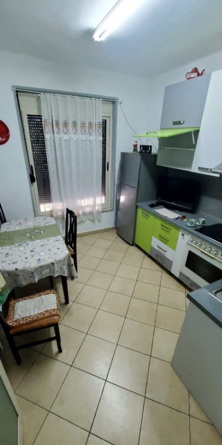 Tirane, jepet me qera apartament 2+1+Ballkon Kati 2, 80 m² 530 € (RRUGA BARDHYL)