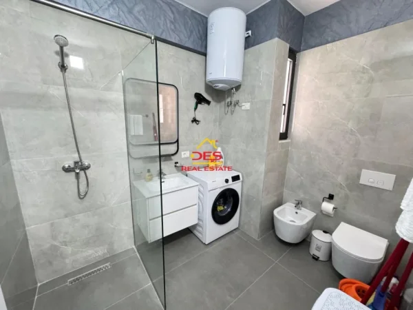 Vlore, jepet me qera apartament 1+1+Ballkon Kati 4, 70 m² 450 € (Rruga Murat Tërbaçi)