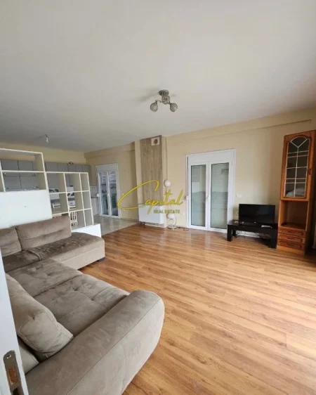 Tirane, jepet me qera apartament 3+1 Kati 3, 160 m² 550 € (VILAT AMERIKANE)