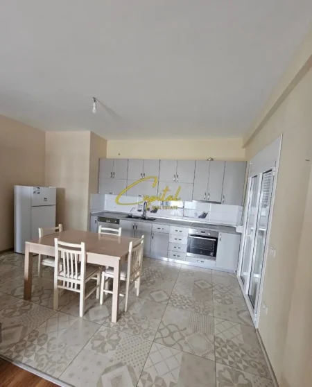 Tirane, jepet me qera apartament 3+1 Kati 3, 160 m² 550 € (VILAT AMERIKANE)