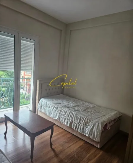 Tirane, jepet me qera apartament 3+1 Kati 3, 160 m² 550 € (VILAT AMERIKANE)