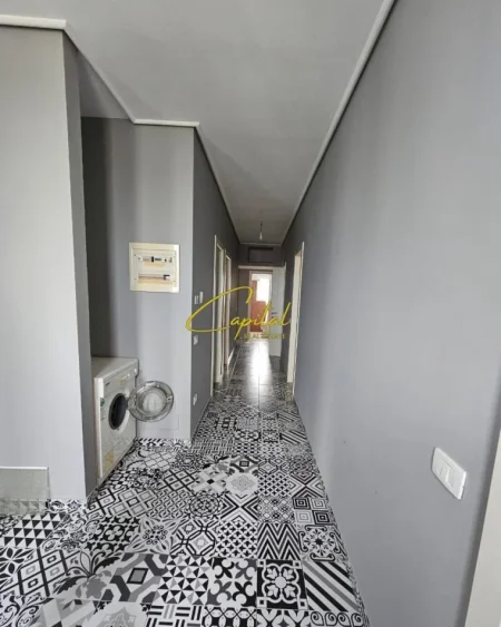 Tirane, jepet me qera apartament 3+1 Kati 3, 160 m² 550 € (VILAT AMERIKANE)