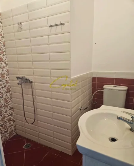 Tirane, jepet me qera apartament 3+1 Kati 3, 160 m² 550 € (VILAT AMERIKANE)