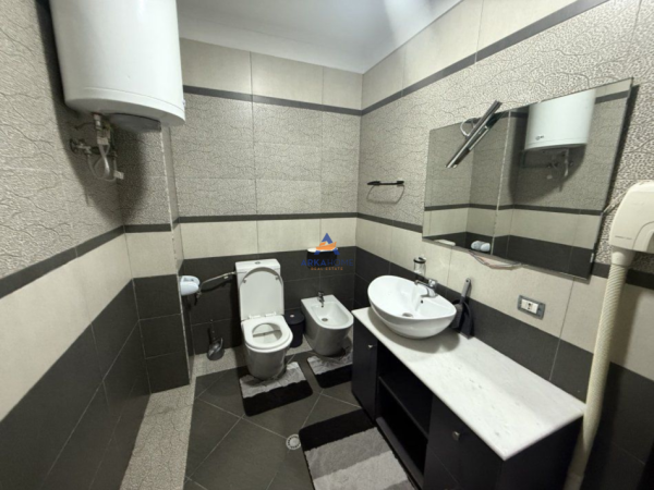Tirane, jepet me qera 2+1+Ballkon Kati 6, 100 m² 600 € (Unaza e Re)