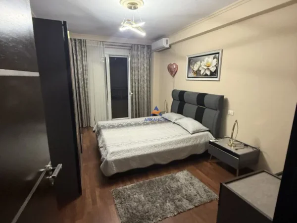 Tirane, jepet me qera 2+1+Ballkon Kati 6, 100 m² 600 € (Unaza e Re)