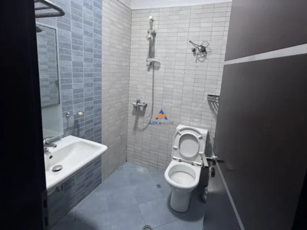 Tirane, jepet me qera 2+1+Ballkon Kati 6, 100 m² 600 € (Unaza e Re)