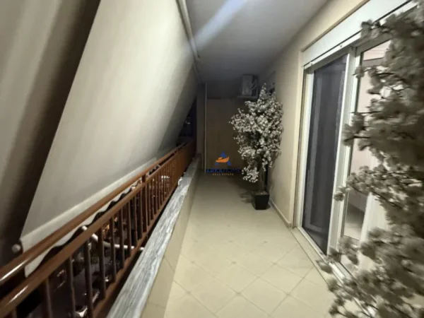 Tirane, jepet me qera 2+1+Ballkon Kati 6, 100 m² 600 € (Unaza e Re)
