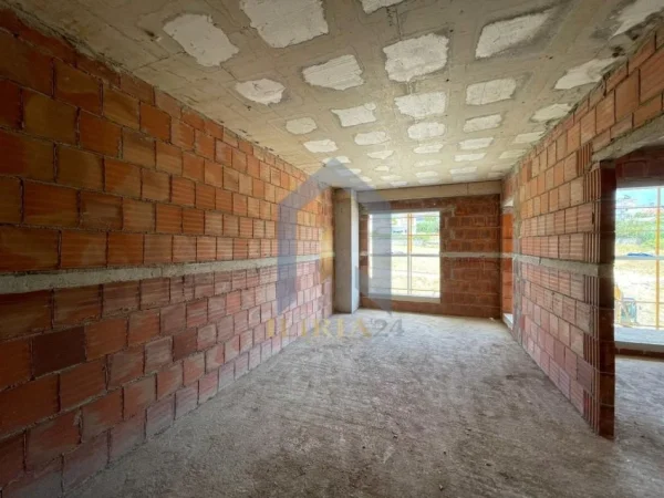 Tirane, shes apartament 1+1+Ballkon Kati 4, 67 m² 76.590 € (Paskuqan Kompleksi Aluna)