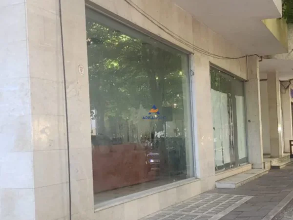 Tirane, jepet me qera ambjent biznesi Kati 0, 120 m² 3.000 € (Rruga Pjeter Bogdani, Bllok)