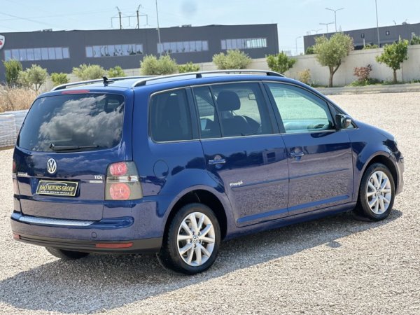 Durres, shitet makine VOLKSWAGEN TOURAN 1.9 Nafte, blu e errët manuale Klima