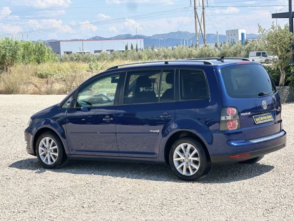 Durres, shitet makine VOLKSWAGEN TOURAN 1.9 Nafte, blu e errët manuale Klima