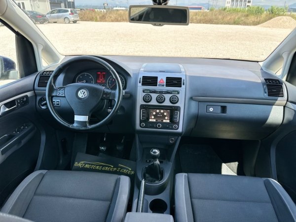Durres, shitet makine VOLKSWAGEN TOURAN 1.9 Nafte, blu e errët manuale Klima